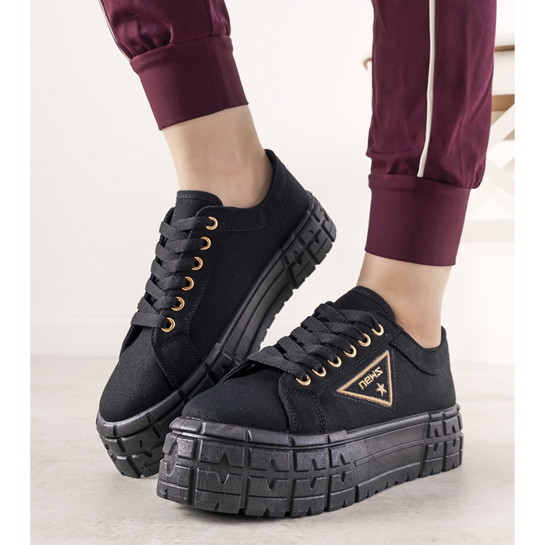 Svarta sneakers på en tjock Giselle -sula 1