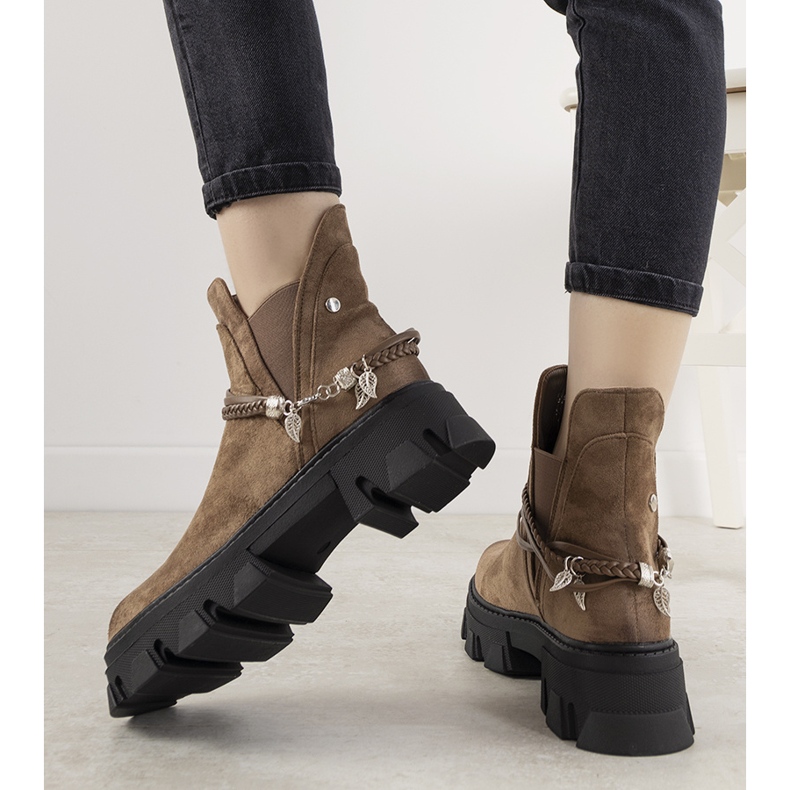 Bruna stövlar med ett Fearless -armband 1