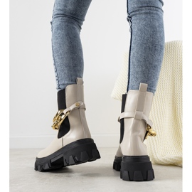 Beige stövlar med Attention -kedja 1