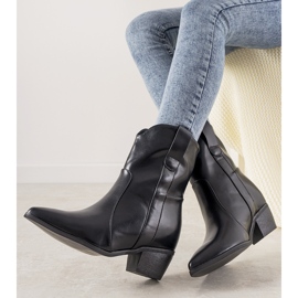 Svarta cowboystövlar på ett Perlage -inlägg 1