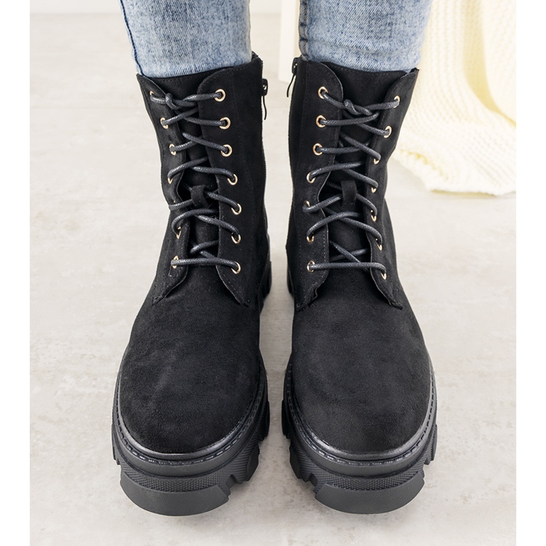 Svarta stövlar på en hög Rudes -sula 1