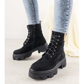 Svarta stövlar på en hög Rudes -sula 2