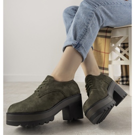 Gröna, lågt skurna stövlar på Cecina-stolpen 1