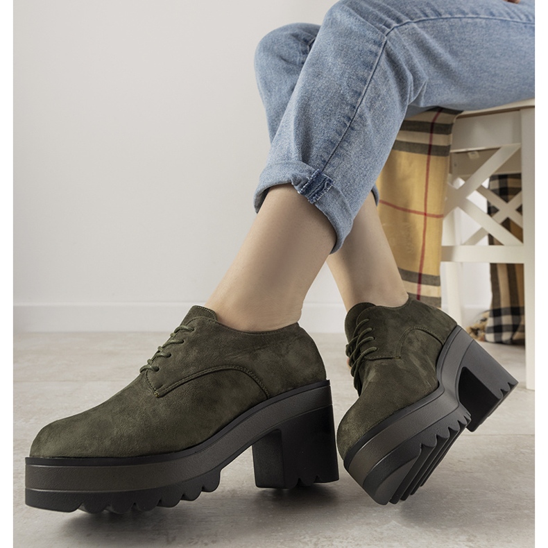 Gröna, lågt skurna stövlar på Cecina-stolpen 1