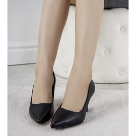 Svarta pumps på en tjock Day Off -häl 1