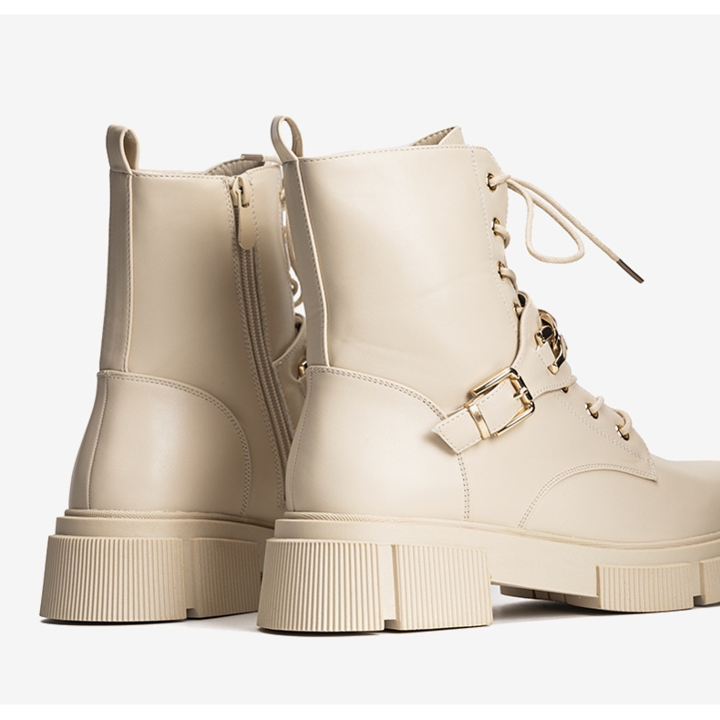 Beige fällare med guldkedja av Laurette 1