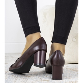 Maroon pumpar på en stolpe gjord av Alices ekoläder röd 1