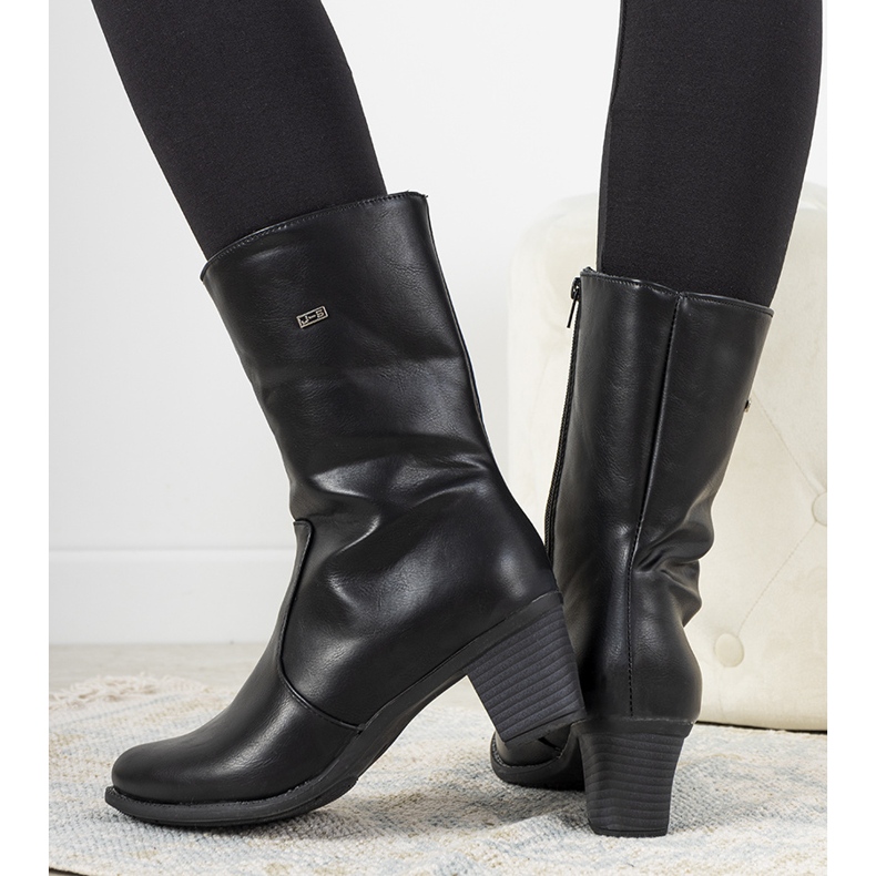 Svarta klassiska stövlar på Preciado -stolpen 1