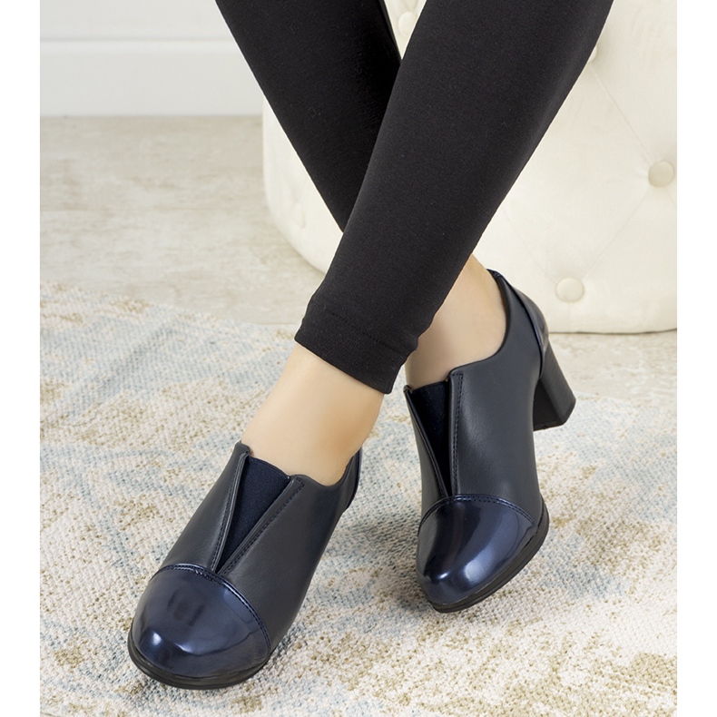 Marinblå skor på posten som Villareal 2