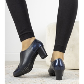 Marinblå skor på posten som Villareal 1