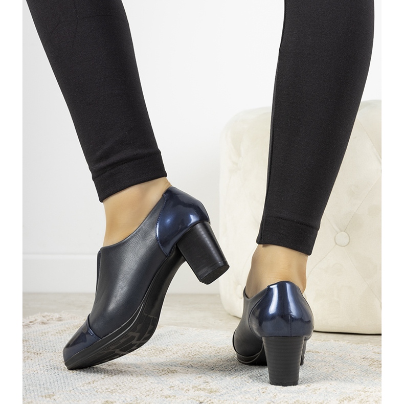 Marinblå skor på posten som Villareal 1