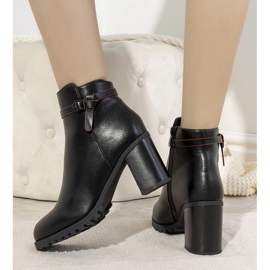 Svarta isolerade stövlar på Murray-stolpen 1