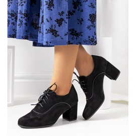 Svarta skor på fågelstolpen 1