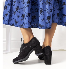 Svarta skor på fågelstolpen 2