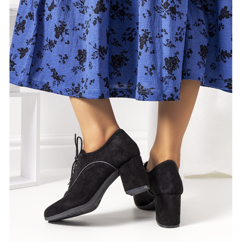 Svarta skor på fågelstolpen 2