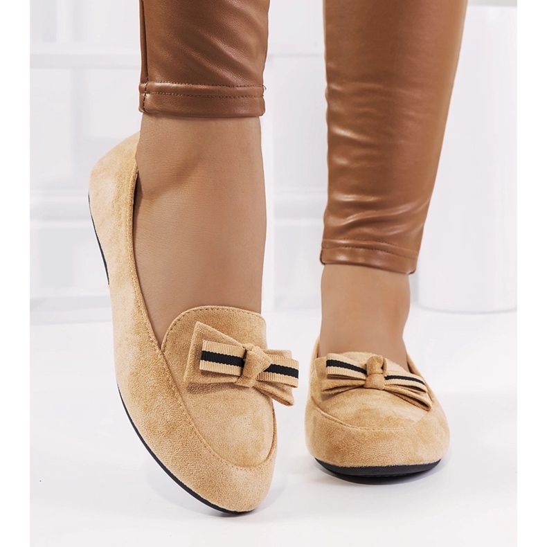 Beige loafers med en Lavinia rosett 1