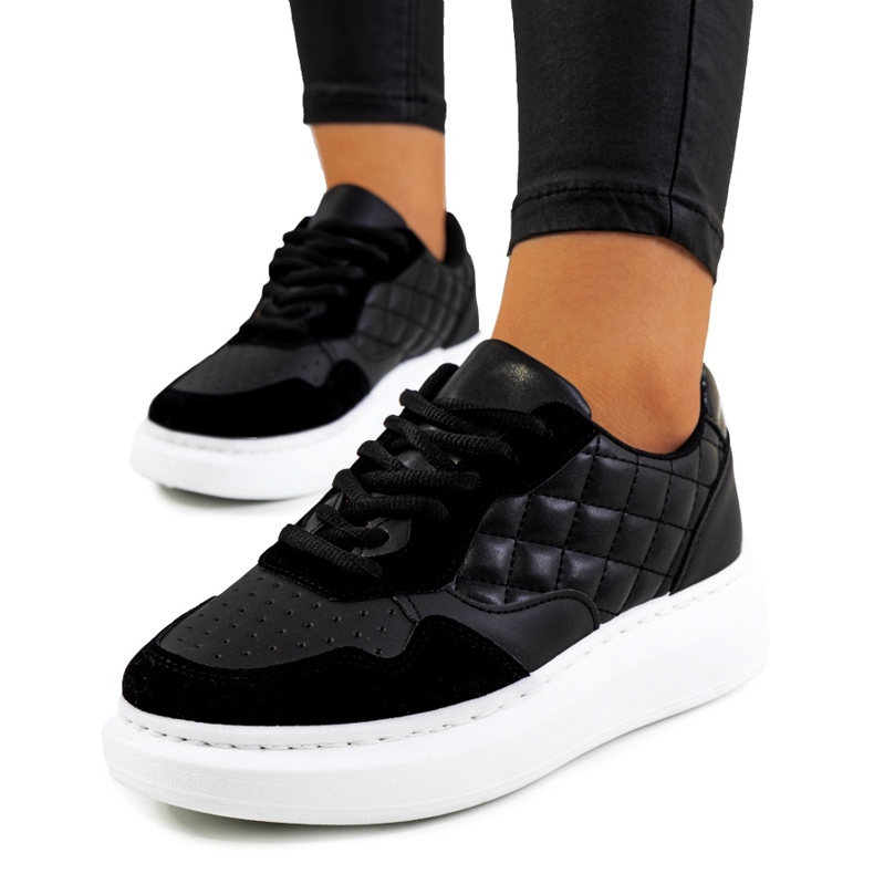 Svarta sneakers på Gasperi-plattformen 1