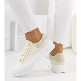 Beige sneakers på Venancia-plattformen 1