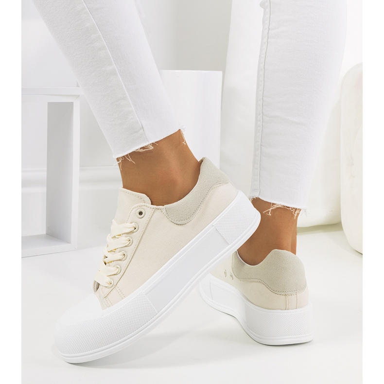Beige sneakers på Venancia-plattformen 1