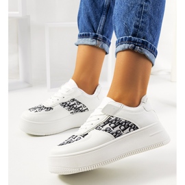 Vita sneakers på Worden-plattformen 1