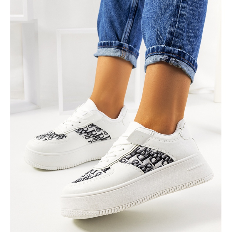 Vita sneakers på Worden-plattformen 1