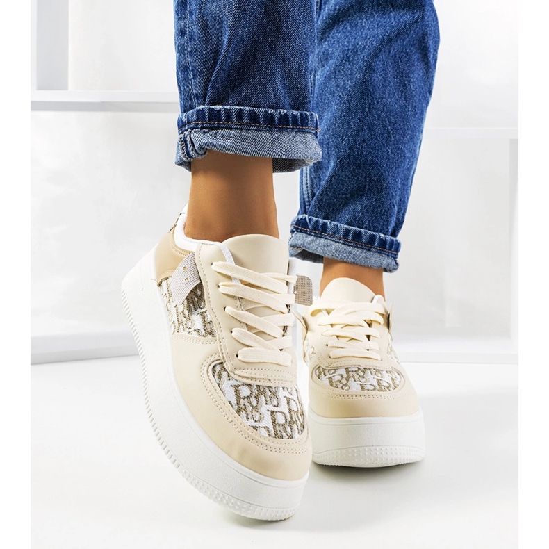 Beige sneakers på Worden-plattformen 1
