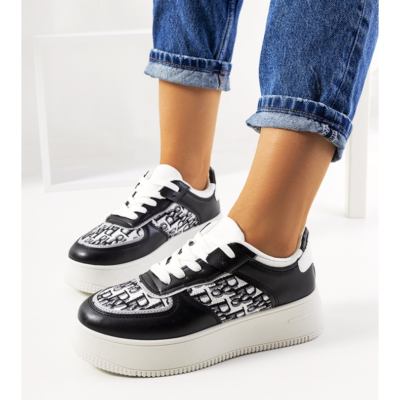 Svarta sneakers på Worden-plattformen vit 1