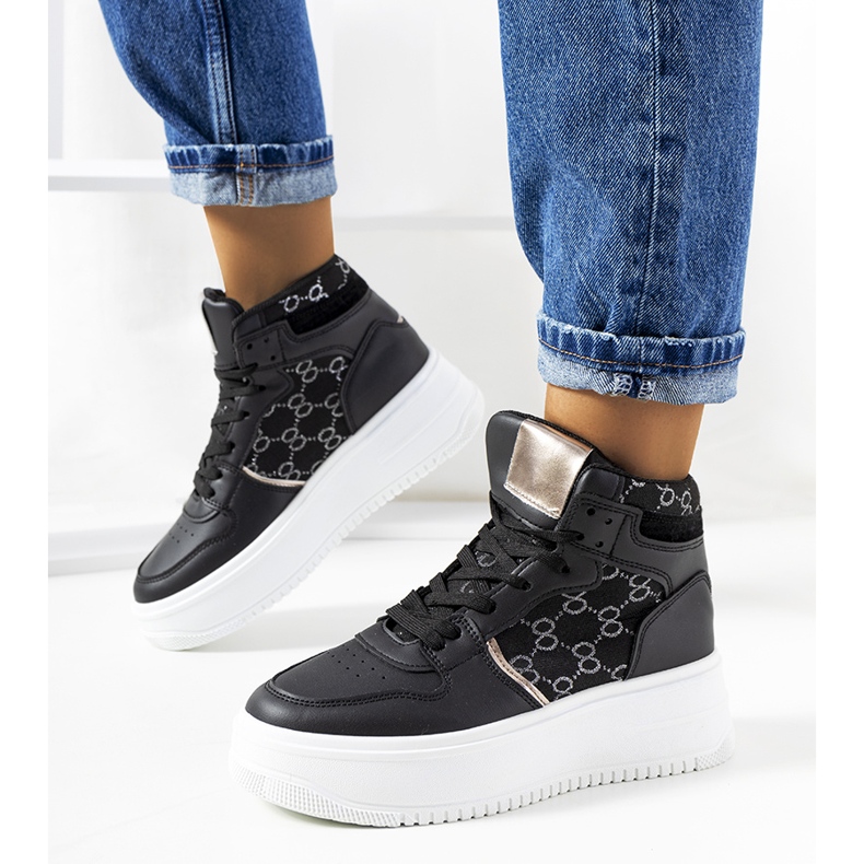 Svarta sneakers på Dennis-plattformen 1