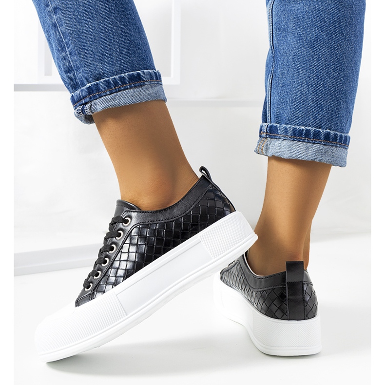 Svarta sneakers på en tjock Luther-sula 1