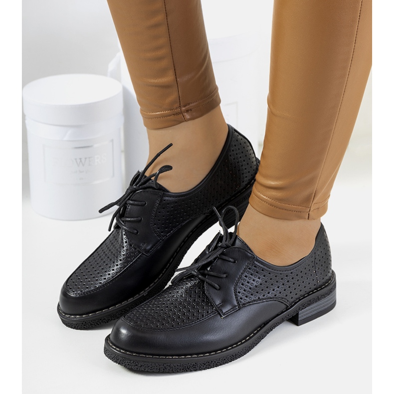 Edda svarta genombrutna oxfordskor 1