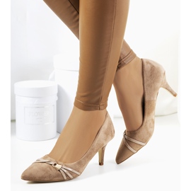 Beige pumps på lamondklack 1