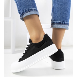 Svarta sneakers på Venancia-plattformen 1