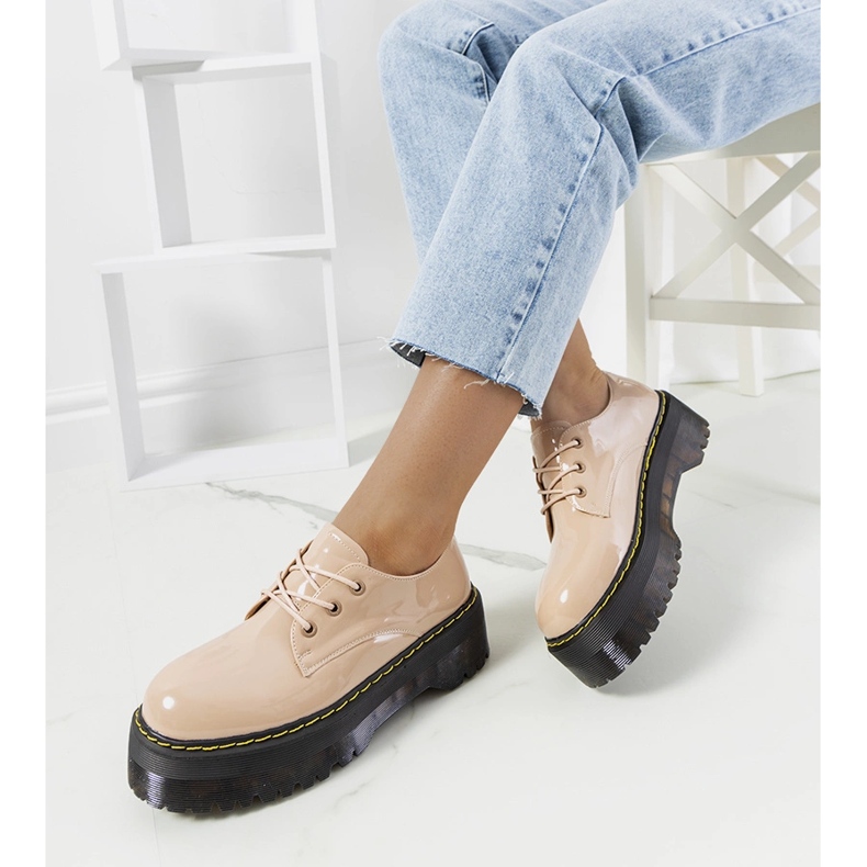 Beige skor med hög Hooper-sula 1