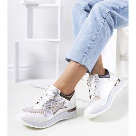 Vita metallic sneakers från Torres 1