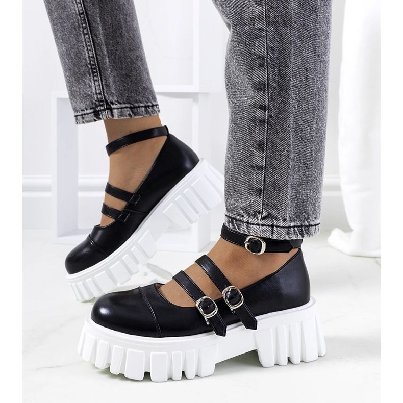 Svarta skor på traktorsula från Jonell 1