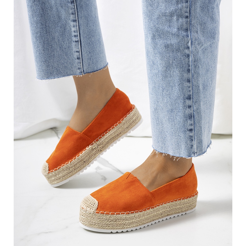 Orange espadriller på Dione-plattformen 1