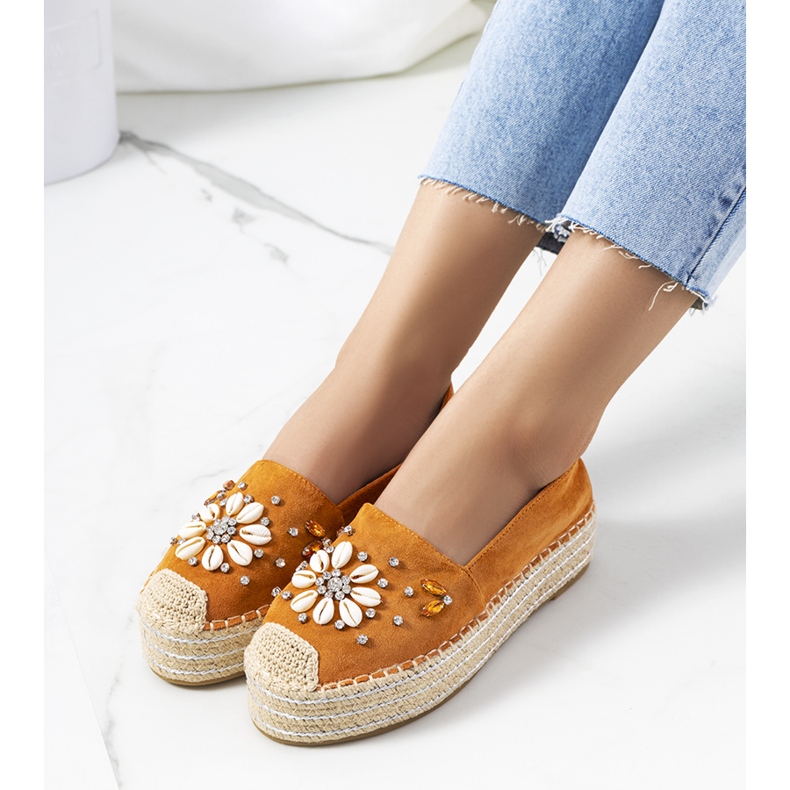 Bruna espadrillor på den tjocka sulan på Mrs Nicki gul 1