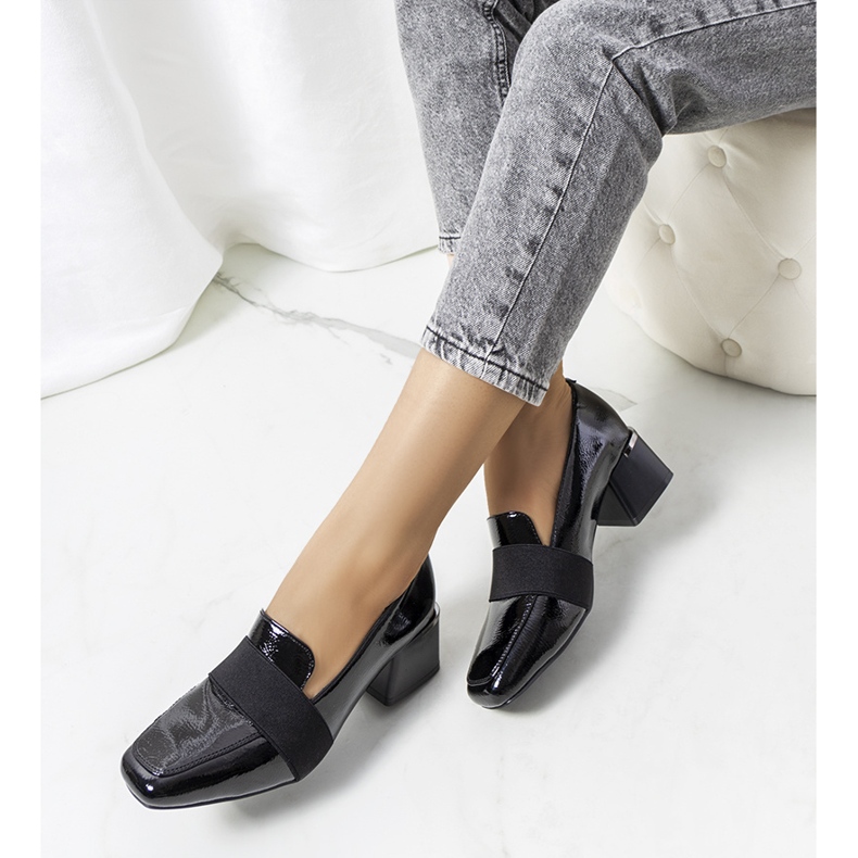 Svartlackade skor på Tammystolpen 1