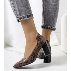 Bruna pumps på Ajlaposten 1