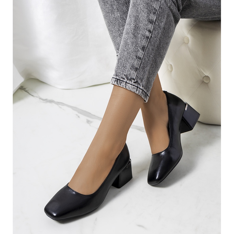 Svarta pumps på Hanae-stolpen 1