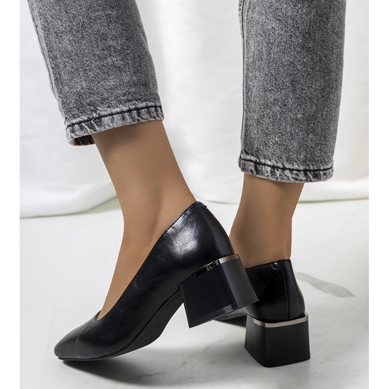 Svarta pumps på Hanae-stolpen 2