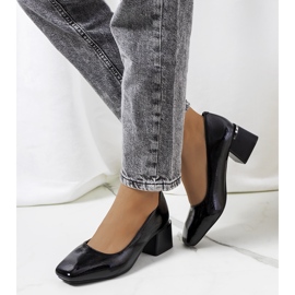 Svart lack pumpar på Peet stolpen 1