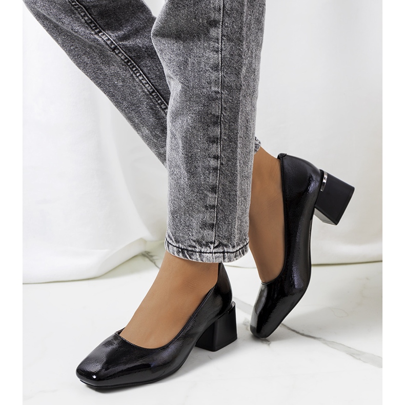 Svart lack pumpar på Peet stolpen 1