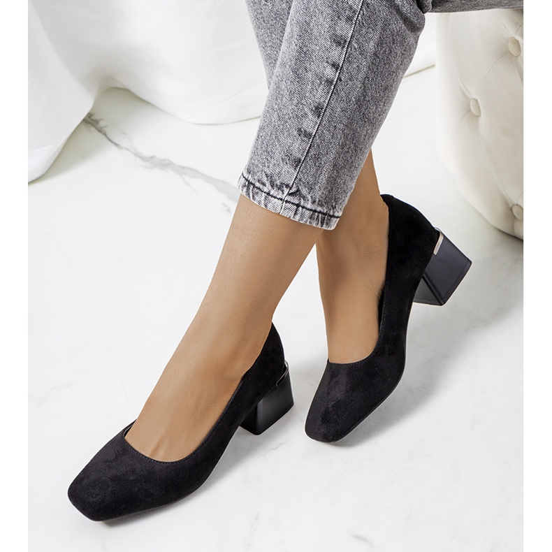 Svarta pumps på Bloor-stolpen 1