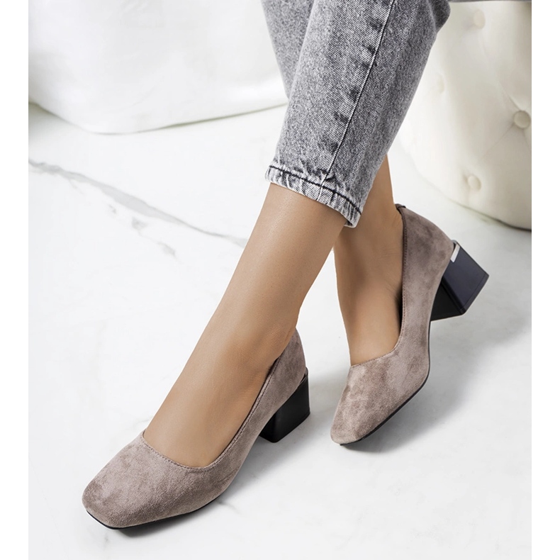 Grå pumps på Bloor-stolpen 1