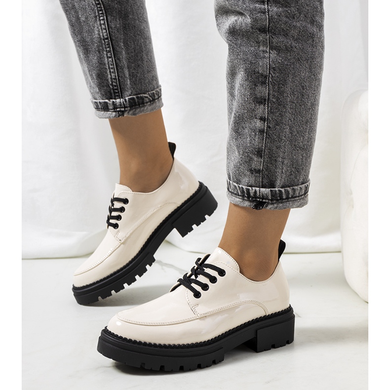 Beige brogues med Noralie traktorsula 1