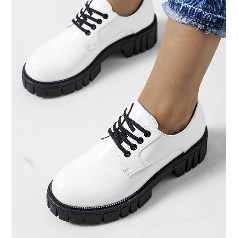 Vitlackade skor från Eileen 1