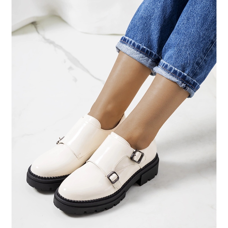 Beigelackade Valks skor 1