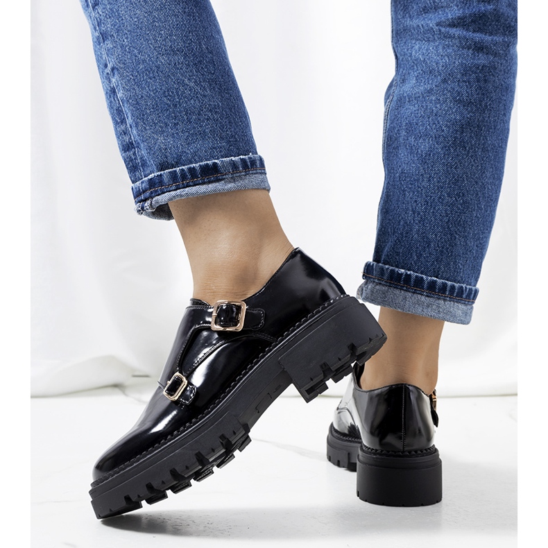 Svartlackade Valks skor 1