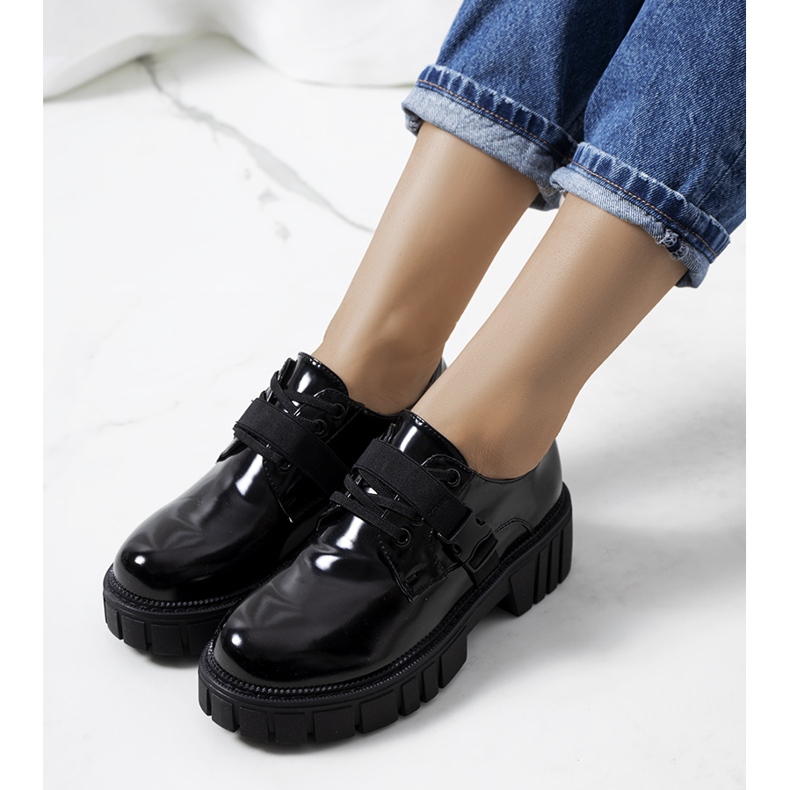 Svarta skor på traktorsula från Vellem 1